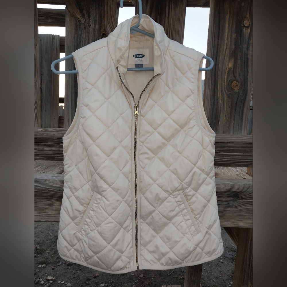 Women's  OLD NAVY vest size small. Beige.
